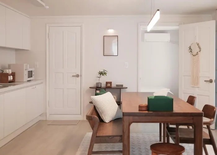 Table&rest--spacious 2f, No Hills, Local Vibe, Easy Transit Seoul